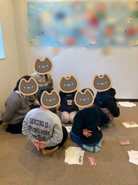 〜お正月遊び〜
先週はみんなで絵馬を作り、それぞれの願いや今年の目標を絵馬に書いてもらいました!
沢山作ってくれて、色とりどりの個性豊かな絵馬が出来て素敵です!!
今週はお正月遊び週間で昔の遊びをしました!
自分の興味のあるものをお友達と一緒に遊んでみたり、しっかりとルールを守って仲良く楽しめていました!!
#ペンギンのあしあと
#療育
#放課後等デイサービス
#お正月遊び
#イベント